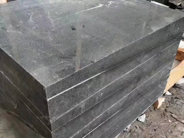 芝麻灰墓碑石材的材质特点和使用寿命如何？